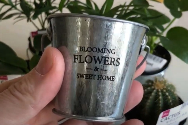 100均のブリキ缶