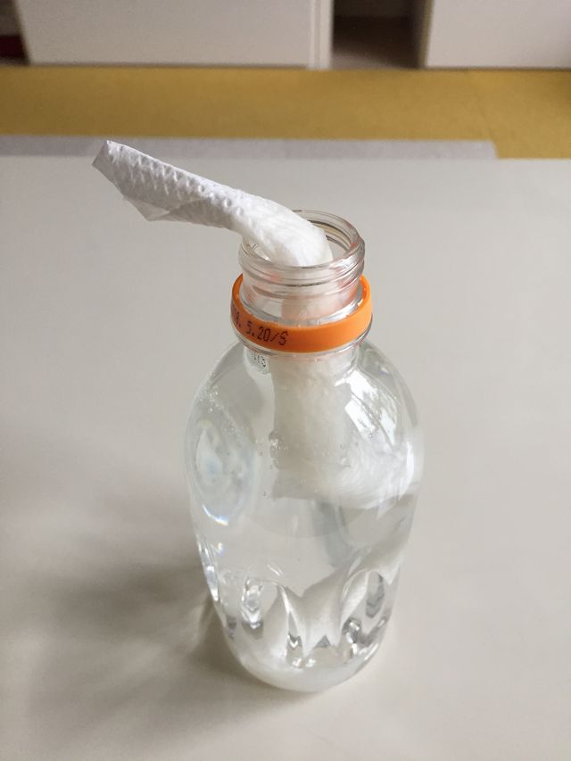 ペットボトルにキッチンペーパー